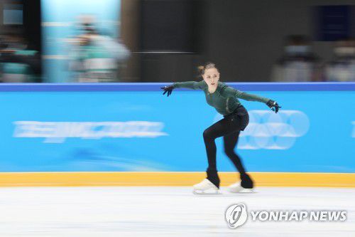 [올림픽] 빠르지만 정확하게(베이징=연합뉴스) 임화영 기자 = 여자 피겨의 신성에서 여제 등극을 꿈꾸는 러시아올림픽위원회(ROC)의 카밀라 발리예바가 14일 오후 중국 베이징 캐피털 실내경기장 연습링크에서 열린 공식 훈련에서 쇼트프로그램 동작을 연습하고 있다. 2022.2.14 hwayoung7@yna.co.kr