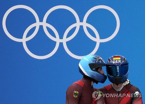 2인승 금메달 거머쥔 프란체스코 프리드리히 팀[타스=연합뉴스]