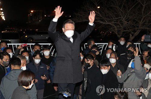 지지자들에게 인사하는 이재명 대선후보(부산=연합뉴스) 백승렬 기자 = 더불어민주당 이재명 대선후보가 제20대 대통령 선거 공식 선거운동이 시작된 15일 자정 부산 영도구 부산항 해상교통관제센터(VTS)를 방문해 둘러본 후 지지자들에게 인사하고 있다. 2022.2.15 [공동취재] srbaek@yna.co.kr