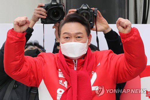 지지자들의 환호에 답하는 윤석열(서울=연합뉴스) 국민의힘 윤석열 대선 후보가 15일 오전 서울 청계광장에서 열린 '국민이 키운 윤석열' 출정식에서 지지자들의 환호에 두 손을 들어 답하고 있다. 2022.2.15 [국회사진기자단] toadboy@yna.co.kr