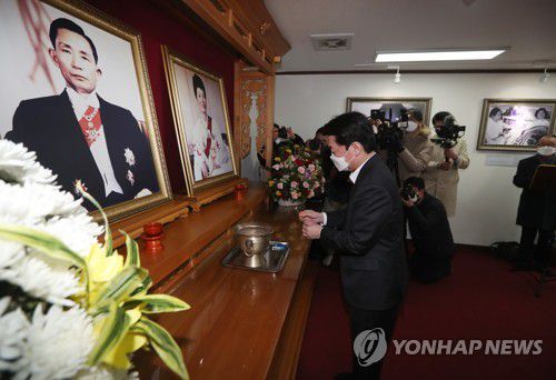 안철수, 박정희 구미 생가 방문(구미=연합뉴스) 김현태 기자 = 국민의당 안철수 대선 후보가 15일 경북 구미시 상모동에 있는 박정희 전 대통령의 생가를 찾아 추모하고 있다. 2022.2.15 mtkht@yna.co.kr