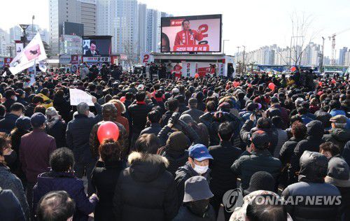 윤석열 유세 지켜보는 대구 시민들(대구=연합뉴스) 이정훈 기자= 15일 오후 대구 동구 동대구역 광장에서 국민의힘 윤석열 대선 후보 지지자들이 윤 후보의 유세를 지켜보고 있다. 2022.2.15 [공동취재] uwg806@yna.co.kr