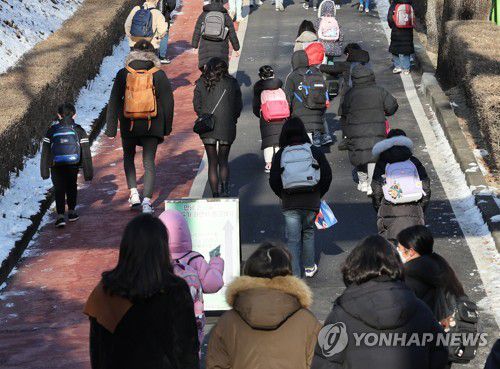 등교하는 학생들 [연합뉴스 자료사진]