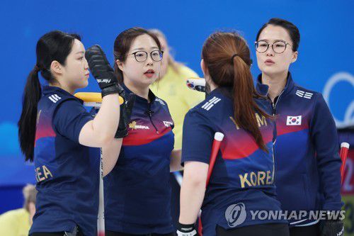 [올림픽] 팀킴의 하이파이브(베이징=연합뉴스) 임화영 기자 = 한국 팀킴이 13일 중국 베이징 국립 아쿠아틱 센터에서 열린 2022 베이징 동계올림픽 컬링 여자 단체전 한국과 중국의 경기에서 하이파이브하고 있다. 2022.2.13 hwayoung7@yna.co.kr