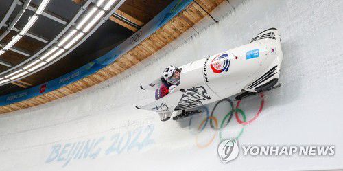 [올림픽] 2차시기 질주하는 원윤종 조(베이징=연합뉴스) 한종찬 기자 = 대한민국의 원윤종(앞)-김진수 조가 14일 중국 베이징 옌칭 국립 슬라이딩 센터에서 열린 2022 베이징동계올림픽 남자 봅슬레이 2인 2차시기에서 얼음을 질주하고 있다. 2022.2.14 superdoo82@yna.co.kr