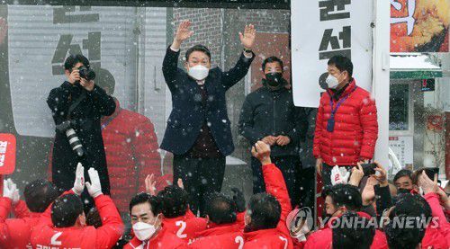 광주 찾은 윤석열 대선 후보(광주=연합뉴스) 이정훈 기자 = 국민의힘 윤석열 대선 후보가 16일 오전 광주 광산구 송정매일시장에서 열린 '호남의 발전 책임지는 약속!' 광주 거점유세에서 인사하고 있다. 2022.2.16 [공동취재] uwg806@yna.co.kr