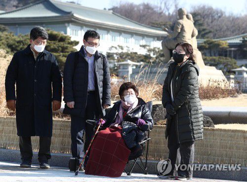이용수 할머니, '위안부'문제 CAT 회부 촉구 서한에 대한 답변 요구(서울=연합뉴스) 이재희 기자 = 일본군 '위안부' 피해자 이용수 할머니가 16일 오전 청와대 앞 분수대 광장에서 '위안부' 문제 유엔 고문방지위원회(CAT) 회부 촉구 서한에 대한 답변을 요구하고 있다. 이 할머니는 지난달 25일 청와대에 '위안부' 문제 CAT 회부 촉구 서한을 전달했다. 2022.2.16 scape@yna.co.kr