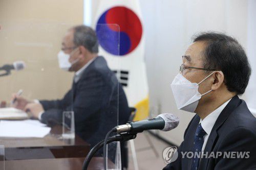 사참위 조사 성과와 향후 일정 공개 간담회(서울=연합뉴스) 강민지 기자 = 16일 오전 서울 중구 포스트타워 사회적참사특별조사위원회에서 '사참위 주요 조사 성과와 향후 일정'에 대한 기자간담회가 열리고 있다. 오른쪽부터 문호승 사참위 위원장, 강기탁 사참위 상임위원.   2022.2.16 mjkang@yna.co.kr
