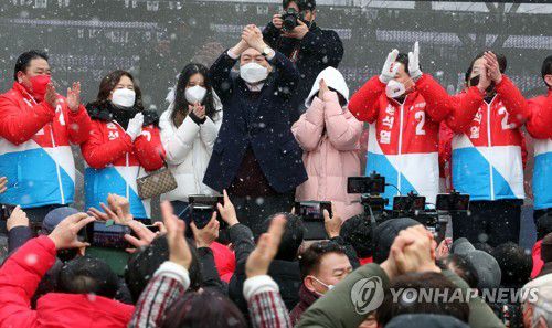 인사하는 윤석열(광주=연합뉴스) 이정훈 기자 = 국민의힘 윤석열 대선 후보가 16일 오전 광주 광산구 송정매일시장에서 열린 '호남의 발전 책임지는 약속!' 광주 거점유세에서 인사하고 있다. 2022.2.16 [공동취재] uwg806@yna.co.kr