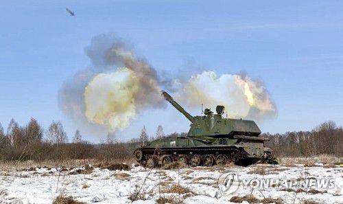 자주포 쏘며 연합훈련 하는 러시아-벨라루스군(오시포비치 AP=연합뉴스) 15일(현지시간) 우크라이나와 국경을 접한 벨라루스 오시포비치 훈련장에서 러시아와 벨라루스군이 연합훈련을 벌이면서 자주포를 발사하고 있다. 러시아는 우방인 벨라루스의 여러 훈련장에서 '연합의 결의 2022'로 명명된 연합훈련을 지난 10일 시작해 오는 20일까지 벌일 예정이다. [러시아 국방부 제공 영상 캡처]. 2022.2.16 sungok@yna.co.kr