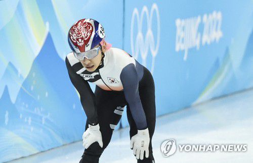 [올림픽] ‘결승선 통과한 곽윤기’(베이징=연합뉴스) 홍해인 기자 = 대한민국 남자 쇼트트랙 대표 곽윤기가  16일 중국 베이징 캐피털 실내 경기장에서 열린 2022 베이징 동계올림픽 쇼트트랙 남자 5000m 계주 결승 경기에서 은메달을 획득한 후 숨을 고르고 있다. 2022.2.16 hihong@yna.co.kr