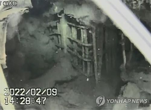 잠수 로봇이 촬영한 日 후쿠시마 제1 원전 원자로 내부(후쿠시마 AP=연합뉴스) 2011년 동일본대지진 당시 쓰나미로 바닷물에 잠겼던 후쿠시마 제1 원전 1호 원자로 내부가 손상된 모습을 9일 잠수 로봇이 촬영한 사진. 교도통신은 냉각장치 고장으로 핵연료가 녹아내린 1호 원자로 격납용기에 대한 이번 내부 조사에서 핵연료로 보이는 퇴적물이 처음 확인됐다고 보도했다. [히타치-GE 제공] 2022.2.11 sungok@yna.co.kr