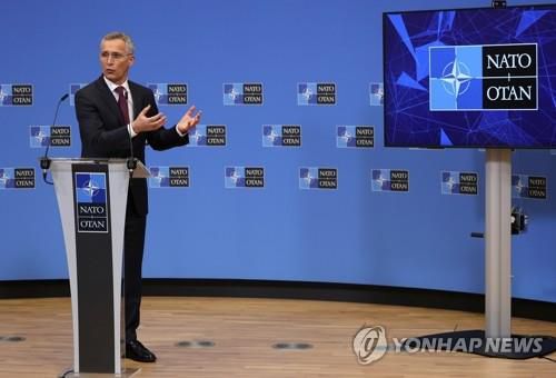 동유럽 방위 강화 계획 밝히는 스톨텐베르그 나토 사무총장(브뤼셀 AP=연합뉴스) 옌스 스톨텐베르그 북대서양조약기구(NATO·나토) 사무총장이 16일(현지시간) 나토 국방장관 회의가 열리고 있는 벨기에 브뤼셀의 나토 본부에서 기자회견을 하고 있다. 스톨텐베르그 사무총장은 러시아의 위협에 대비해 루마니아와 불가리아 등 동유럽의 나토 동맹국에 신규 전투 병력을 배치하는 방안을 논의 중이라고 밝혔다. 2022.2.17  sungok@yna.co.kr