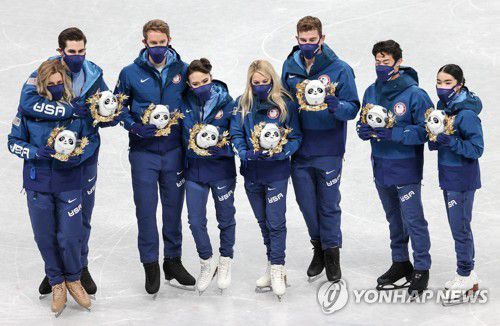 2022 베이징 동계올림픽 피겨 단체전 은메달 획득한 미국대표팀 [타스=연합뉴스 자료사진]