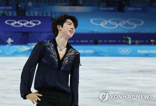 [올림픽] 엷은 미소, '청년' 차준환(베이징=연합뉴스) 홍해인 기자 = 차준환이 10일 베이징 캐피털 실내 경기장에서 2022 베이징 동계올림픽 피겨스케이팅 남자 싱글 프리 스케이팅 경기에서 오페라 '투란도트'의 음악에 맞춰 연기를 마친 뒤 링크를 나오며 미소를 짓고 있다.     그는 쇼트프로그램 점수 99.51점을 합한 최종 총점 282.38점으로 네이선 첸(미국·332.60점), 가기야마 유마(310.05점), 우노 쇼마(293.00점), 하뉴 유즈루(283.21점·이상 일본)에 이어 전체 5위 자리에 올랐다. 한국 선수가 올림픽 피겨에서 5위 이내에 이름을 올린 건 김연아 이후 처음이다. 2022.2.10 hihong@yna.co.kr