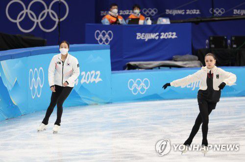 [올림픽] 유영과 발리예바(베이징=연합뉴스) 박동주 기자 = 대한민국의 유영과 러시아올림픽위원회(ROC)의 카밀라 발리예바가 16일 중국 베이징 캐피털 실내경기장에서 공식훈련을 하고 있다. 2022.2.16 pdj6635@yna.co.kr