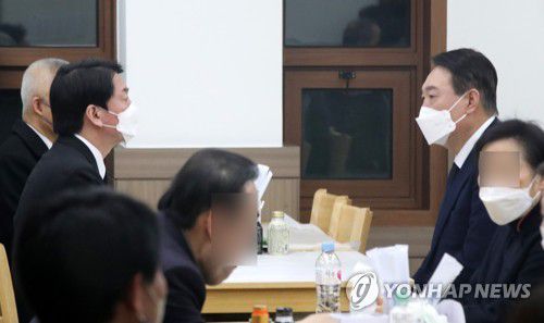 안철수 위로하는 윤석열(천안=연합뉴스) 이정훈 기자 = 국민의힘 윤석열 대선 후보가 지난 16일 저녁 천안 단국대병원에 마련된 국민의당 고 손평오 논산·계룡·금산 지역선대위원장의 빈소를 조문한 뒤 국민의당 안철수 대선 후보를 위로하고 있다. [공동취재] uwg806@yna.co.kr