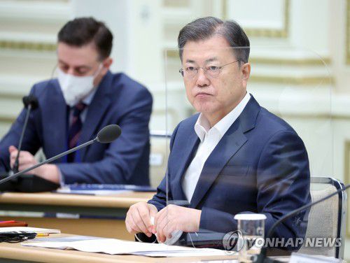 외국인투자기업인과 함께한 문재인 대통령(서울=연합뉴스) 안정원 기자 = 문재인 대통령이 17일 오전 청와대 영빈관에서 열린 외국인투자기업인과의 대화에 참석, 인사말을 마친 뒤 참석자들을 바라보고 있다. 2022.2.17 jeong@yna.co.kr