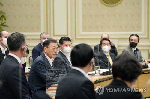 외국인투자기업인과 대화 나선 문재인 대통령(서울=연합뉴스) 안정원 기자 = 문재인 대통령이 17일 오전 청와대 영빈관에서 열린 외국인투자기업인과의 대화에 참석, 발언하고 있다. 2022.2.17 jeong@yna.co.kr