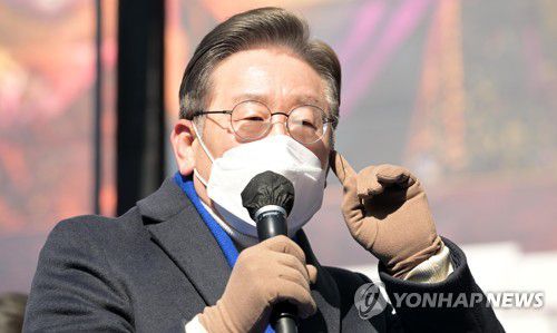 이재명 대선후보 광화문역 유세(서울=연합뉴스) 더불어민주당 이재명 대선후보가 17일 오후 서울 청계광장에서 열린 '다시 광화문에서' 광화문역 유세에 참석해 지지를 호소하고 있다. 2022.2.17 [국회사진기자단] srbaek@yna.co.kr