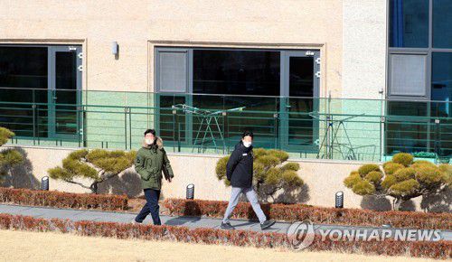 박근혜 전 대통령 사저 경호 준비(대구=연합뉴스) 박세진 기자 = 17일 청와대 경호처가 대구 달성군에 마련된 박근혜 전 대통령 사저를 찾아 경호 준비를 시작했다.     사진은 이날 관계자들이 박 전 대통령 사저를 둘러보는 모습. 2022.2.17 psjpsj@yna.co.kr