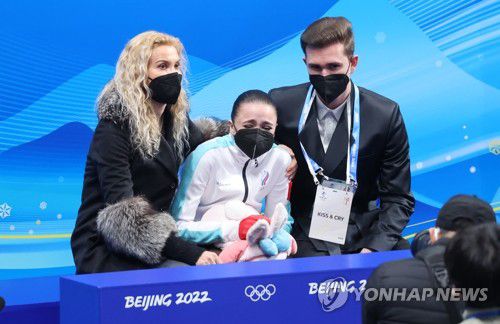 [올림픽] '도핑 파문' 발리예바, 최종 4위(베이징=연합뉴스) 임화영 기자 = '도핑 파문'을 일으킨 러시아올림픽위원회(ROC)의 카밀라 발리예바가 17일 오후 중국 베이징 캐피털 실내경기장에서 열린 2022 베이징 동계올림픽 피겨스케이팅 여자 싱글 프리스케이팅에서 총점 224.09점으로 최종 4위를 기록하자 아쉬워하고 있다.  2022.2.17 hwayoung7@yna.co.kr