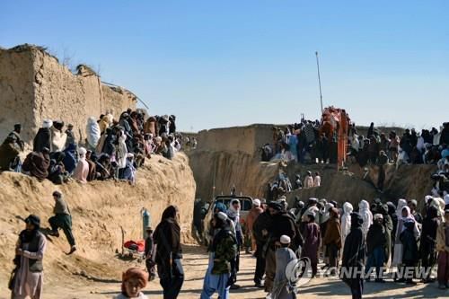 우물에 빠진 아이에 대한 구조작업을 지켜보는 아프간 자불주 주민.[AFP 연합뉴스 자료사진. 재판매 및 DB 금지]