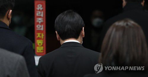 장례식장 나서는 안철수 대선 후보(김해=연합뉴스) 김동민 기자 = 국민의당 안철수 대선 후보(가운데)가 17일 유세 버스 LED(발광다이오드) 전광판 전원 발전기 사고로 숨진 버스 기사 A씨의 빈소가 마련된 경남 김해시 지내동 김해전문장례식장을 방문, 조문 후 장례식장을 나서고 있다. 2022.2.17 image@yna.co.kr