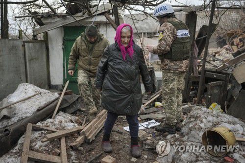 포격으로 파괴된 우크라 동부 루간스크 마을 주택(루간스크 AP=연합뉴스) 17일(현지시간) 포격으로 파괴된 우크라이나 동부 루간스크의 한 마을 주택에서 '휴전·전선 안정화 문제 감시 및 조정 공동센터'(JCCC) 관계자들이 주민과 함께 피해 상황을 살펴보고 있다. 우크라이나 정부군과 친러시아 반군은 이날 동부 돈바스(도네츠크, 루간스크주) 지역에서 포격을 주고받았으며, 양측은 서로 상대측이 선제공격했다고 주장하고 있다. 2022.2.18 leekm@yna.co.kr