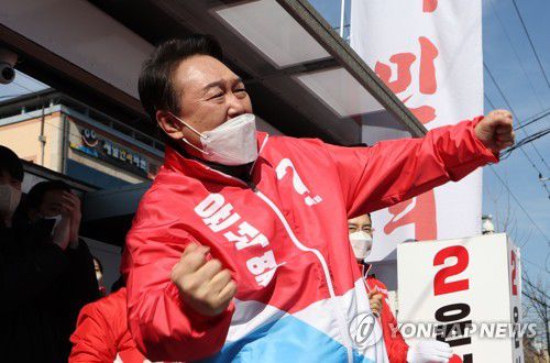 어퍼컷 세리머니 하는 윤석열(상주=연합뉴스) 이정훈 기자 = 국민의힘 윤석열 대선 후보가 18일 오전 경북 상주시 풍물시장에서 유세를 마친 뒤 어퍼컷 세리머니를 하고 있다. 2022.2.18 uwg806@yna.co.kr