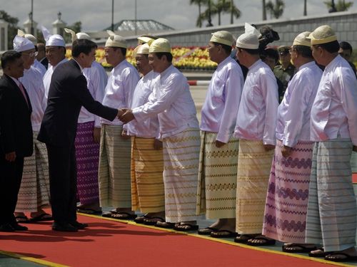 2011. 2. 12. 유니온 데이 기념식에 미얀마 여성 전통 치마인 타메인을 입고 참석한 딴 쉐 국가평화발전위원회 의장 및 장성들.  [SNS 캡처. 재판매 및 DB 금지]