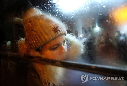 피란하는 우크라이나 어린이(도네츠크[우크라이나] 로이터=연합뉴스) 18일(현지시간) 한 어린이가 우크라이나 도네츠크에서 러시아로 피란하는 버스의 창에 기대 생각에 잠겨있다. 2022.2.19