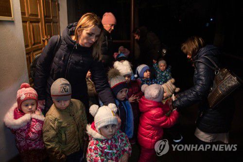 피란하는 우크라이나 루간스크 주민들(루간스크[우크라이나] 타스=연합뉴스) 18일(현지시간) 우크라이나 동부 루간스크의 유치원 아이들이 피란을 가기 위해 버스를 기다리고 있다. 2022.2.19