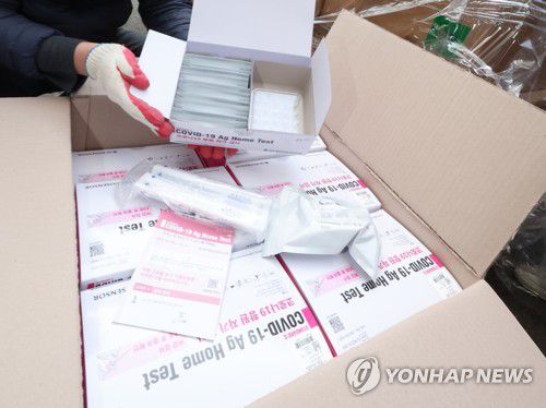 유치원에 공급하는 자기진단키트(서울=연합뉴스) 한상균 기자 = 18일 서울시교육청에서 관계자가 교육지원청에 배부할 코로나19 자가진단키트를 확인하고 있다. 다음 주 각 교육지원청에서 유치원으로 배부할 물량이다. 2022.2.18 xyz@yna.co.kr