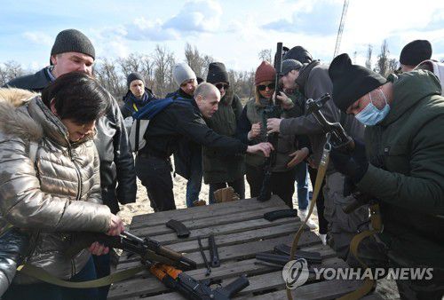 무기 사용법 배우는 우크라이나 키예프 주민[AFP=연합뉴스 자료사진. 재판매 및 DB 금지]