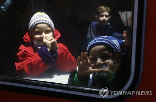 해맑은 동심 (볼츠키[러시아] 타스=연합뉴스) 20일(현지시간) 러시아 로스토프 지역 볼츠키 마을에 도착한 우크라이나 돈바스 지역 어린이들이 해맑은 표정으로 창문 밖을 바라보고 있다. 2022.2.21 photo@yna.co.kr