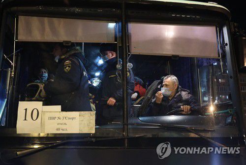 이곳이 도착지…(볼츠키[러시아] 타스=연합뉴스) 김연숙 기자 = 우크라이나 돈바스 지역 주민들을 태운 버스가 20일(현지시간) 임시 수용 시설로 출발하기 전 기차역에 서 있다. 2022.2.21 photo@yna.co.kr