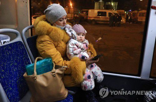 "엄마 우리 어디로 가요"(볼츠키[러시아] 타스=연합뉴스) 20일(현지시간) 기차를 타고 러시아 로스토프 지역에 도착한 우크라이나 돈바스 지역 피란민이 임시 숙박시설로 출발하기 전 버스에서 기다리고 있다. 2022.2.21 photo@yna.co.kr
