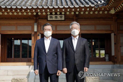 이재명 후보와 기념사진 촬영하는 문재인 대통령[연합뉴스 자료사진]