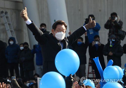 지지자에게 인사하는 이재명 대선후보(수원=연합뉴스) 더불어민주당 이재명 대선후보가 20일 경기도 수원시 만석공원에서 열린 '검증된 실력과 성과, 대한민국을 위해 일하겠습니다!' 수원 유세에서 지지자에게 인사하고 있다. 2022.2.20 [국회사진기자단] srbaek@yna.co.kr