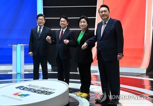 방송토론 앞서 포즈 취하는 대선 후보들(서울=연합뉴스) 이정훈 기자 = 21일 오후 서울 마포구 MBC 미디어센터 공개홀에서 열린 중앙선거방송토론위원회 주관 제20대 대통령선거 후보 초청 1차 토론회에 앞서 대선 후보들이 기념촬영을 하고 있다.     왼쪽부터 더불어민주당 이재명 대선 후보, 국민의당 안철수 대선 후보, 정의당 심상정 대선 후보, 국민의힘 윤석열 대선 후보. 2022.2.21 [공동취재] srbaek@yna.co.kr