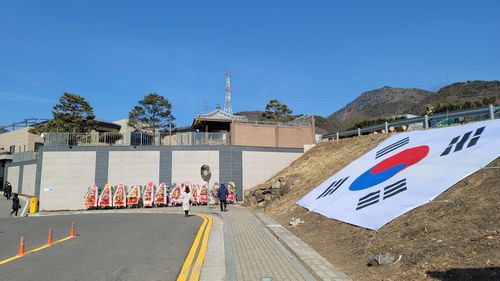 박근혜 전 대통령 사저 앞에 달린 대형 태극기    (대구=연합뉴스) 22일 대구 달성군 유가읍 쌍계리 박근혜 전 대통령 사저 앞에 보수단체가 건 대형 태극기가 걸려있다. 2022.2.22 [연합뉴스TV 정지훈 기자 촬영, 재판매 및 DB 금지] sunhyung@yna.co.kr