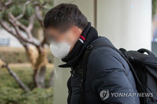 법정 향하는 정영학 회계사(서울=연합뉴스) 서명곤 기자 = 대장동 개발 로비·특혜 사건으로 재판에 넘겨진 정영학 회계사가 7일 오전 서울 서초구 서울중앙지법에서 열린 속행 공판에 출석하기 위해 법정으로 향하고 있다. 2022.2.7 [공동취재] seephoto@yna.co.kr