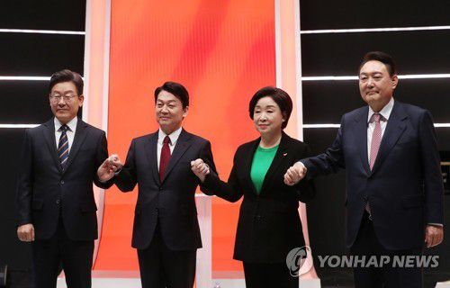 토론 앞서 포즈 취하는 대선 후보들(서울=연합뉴스) 이정훈 기자 = 21일 오후 서울 마포구 MBC 미디어센터 공개홀에서 열린 중앙선거방송토론위원회 주관 제20대 대통령선거 후보 초청 1차 토론회에 앞서 대선 후보들이 기념촬영을 하고 있다.     왼쪽부터 더불어민주당 이재명 대선 후보, 국민의당 안철수 대선 후보, 정의당 심상정 대선 후보, 국민의힘 윤석열 대선 후보. 2022.2.21 [공동취재]     uwg806@yna.co.kr (끝)