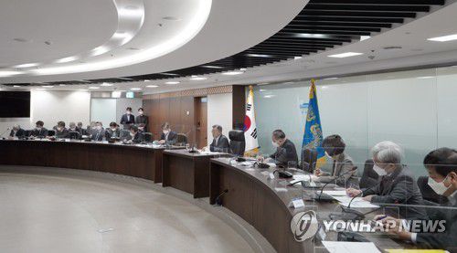 국가안전보장회의 주재하는 문재인 대통령(서울=연합뉴스) 문재인 대통령이 22일 청와대 국가위기관리센터에서 열린 국가안전보장회의 및 대외경제안보전략회의 연석회의에서 발언하고 있다. 2022.2.22 [청와대 제공. 재판매 및 DB금지] jeong@yna.co.kr