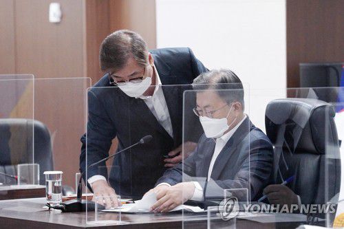국가안전보장회의 참석한 문재인 대통령(서울=연합뉴스) 문재인 대통령이 22일 청와대 국가위기관리센터에서 열린 국가안전보장회의 및 대외경제안보전략회의 연석회의에서 서훈 국가안보실장과 자료를 보며 대화하고 있다. 2022.2.22 [청와대 제공. 재판매 및 DB금지] jeong@yna.co.kr
