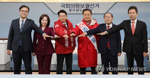 손 모은 대구 중·남구 보궐 후보들(대구=연합뉴스) 박세진 기자 = 22일 오후 대구 수성구 대구문화방송(대구MBC)에서 남구선거방송토론위원회 주관으로 열린 대구 중·남구 국회의원 보궐선거 초청 토론회에 앞서 후보들이 기념촬영을 하고 있다.      왼쪽부터 더불어민주당 백수범, 국민의당 권영현, 무소속 도태우·주성영·임병헌·도건우 후보(기호순). 2022.2.22 psjpsj@yna.co.kr