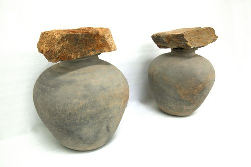 부여 왕릉원 4호분에서 나온 토기와 돌[국립부여문화재연구소 제공. 재판매 및 DB 금지]