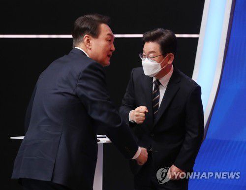 인사 나누는 윤석열-이재명(서울=연합뉴스) 이정훈 기자 = 국민의힘 윤석열 대선 후보(왼쪽)와 더불어민주당 이재명 대선 후보가 21일 오후 서울 마포구 MBC 미디어센터 공개홀에서 열린 중앙선거방송토론위원회 주관 제20대 대통령선거 후보 초청 1차 토론회 시작에 앞서 인사하고 있다. 2022.2.21 [공동취재] uwg806@yna.co.kr