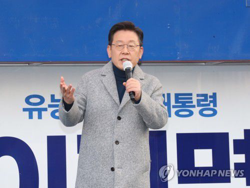 부천 유세에서 지지 호소하는 이재명 대선 후보(부천=연합뉴스) 더불어민주당 이재명 대선 후보가 22일 오후 경기도 부천시 부천역 마루광장에서 열린 유세에서 지지를 호소하고 있다. 2022.2.22 [국회사진기자단] toadboy@yna.co.kr